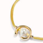 Pulsera de hilonamarillo con perla shell fornitura ba&ntilde;ada en oro 18k.
